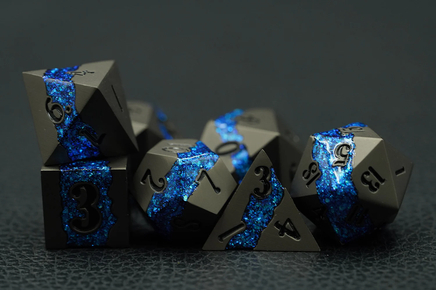 Table Game Accessories Factory Matt Zinc Alloy Bulk Dice Wholesale Custom Polyhedral Metal 7pcs Full Blue Stripe Dice Set manufacture