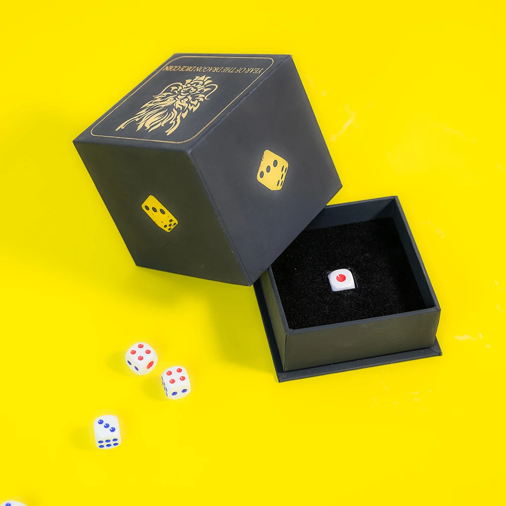 Caja de regalo de cartón personalizada con estampado en lámina de logotipo, diseño de hombro y cuello, tapa y base, para dados de juego con inserto de EVA