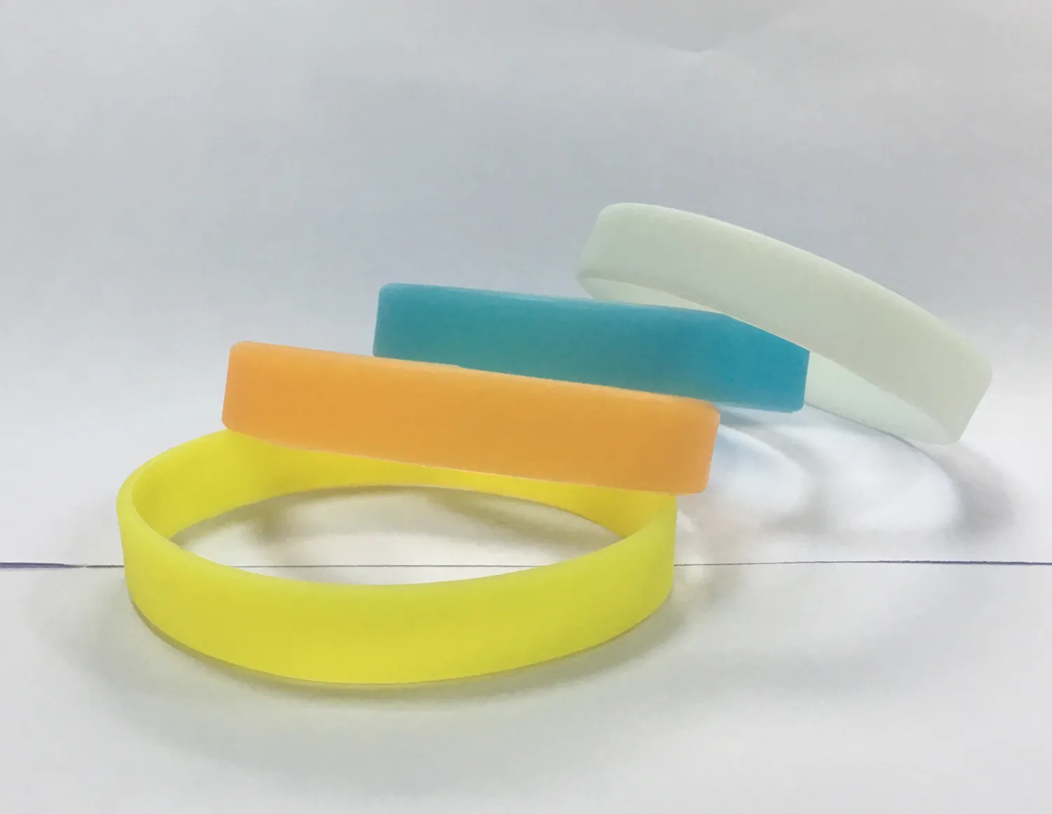Дешевые силиконовые браслеты, спортивный браслет на запястье по низкой цене, резиновые браслеты на заказ