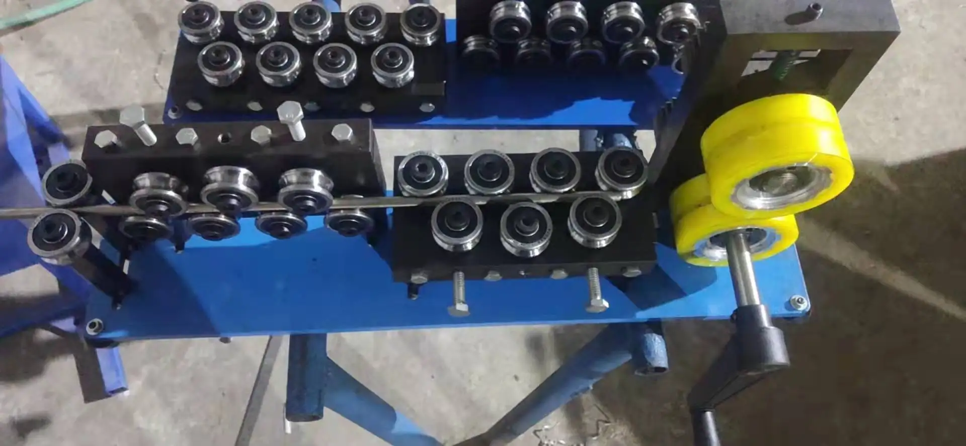 China Factory Manual Handle Feeder Wire Straighten Steel Tube Straightening Machine Trolley Wire Straightener