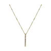 Collar geométrico de tiras largas en oro.