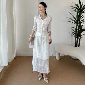 2025 Summer Advanced Sense Texture Fashion Fold Suit New Foreign Style Joker Fold Seven-Point Sleeve V-Neck Two-Piece Set Solid