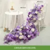 Diseño de cascada floral para mesa en blanco y morado (estilo AH)