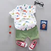 Dinosauro bianco con pantaloni verde fagiolo