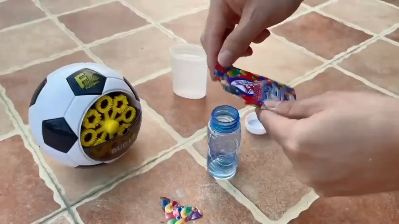 Máquina De Burbujas Con Forma De Balón De Fútbol – Incluye 2 Botes De Líquido, Luces LED Y Música, Juguete De Exterior Para Bodas Y Fiestas