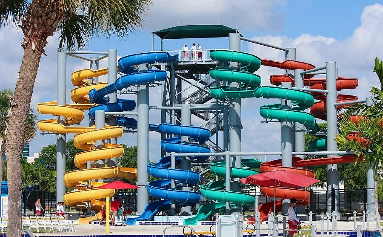 Commercial Fiberglass Water Park Slide with 6-8mm Thickness and Over 10 Years Service Life Ending with Pool