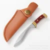 Cuchillo pequeño curvo con hoja plateada y mango de madera.