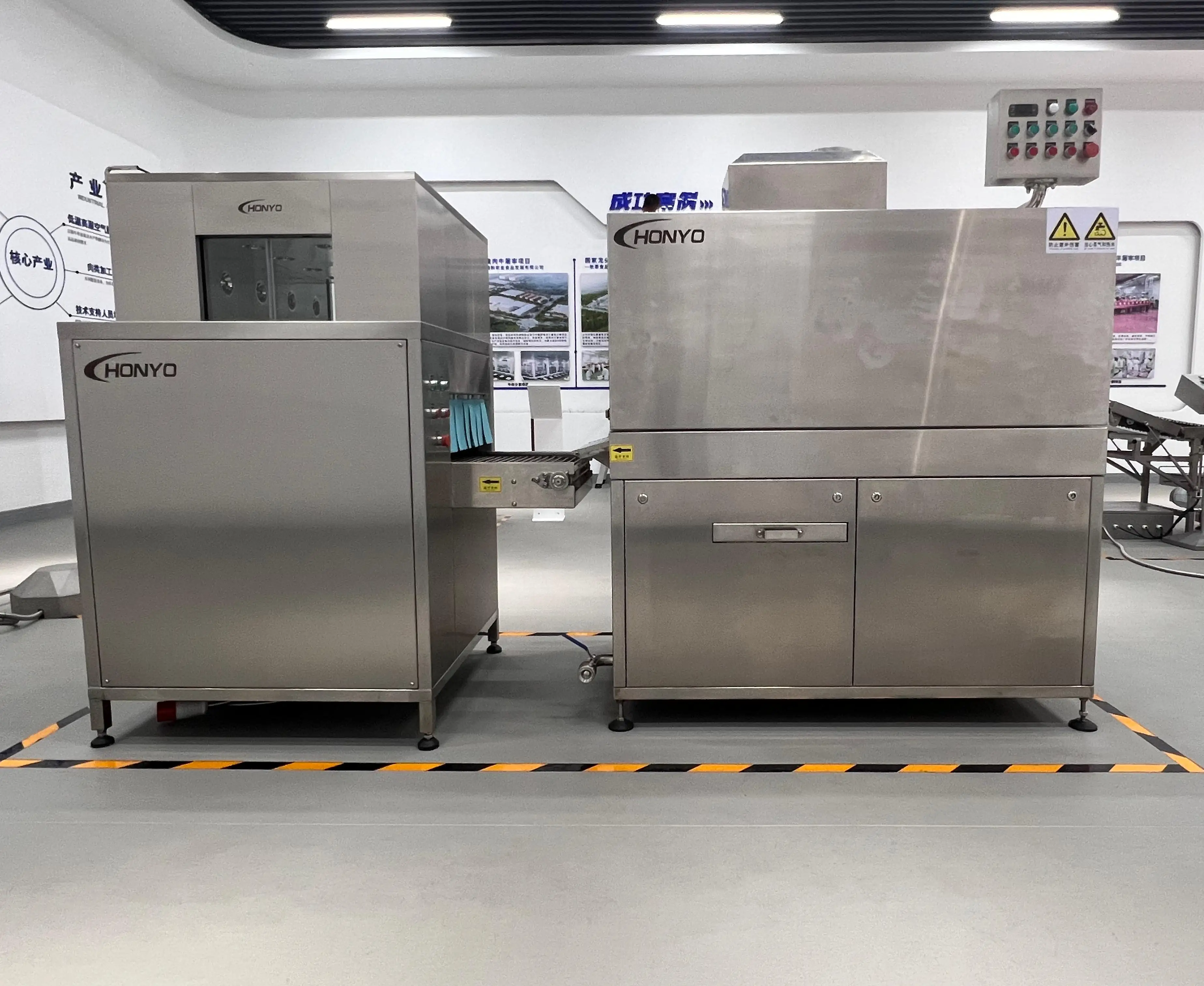 Automatic high performance shrink packaging machine for meat and food processing plants
