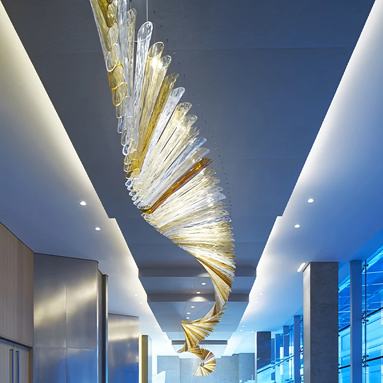 Spiralformet LED-kronelys med guld og gennemsigtige krystalelementer, kunstnerisk design til højkvalitets bolig og hotellobbybelysning