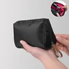 Exterior negro y interior rojo.
