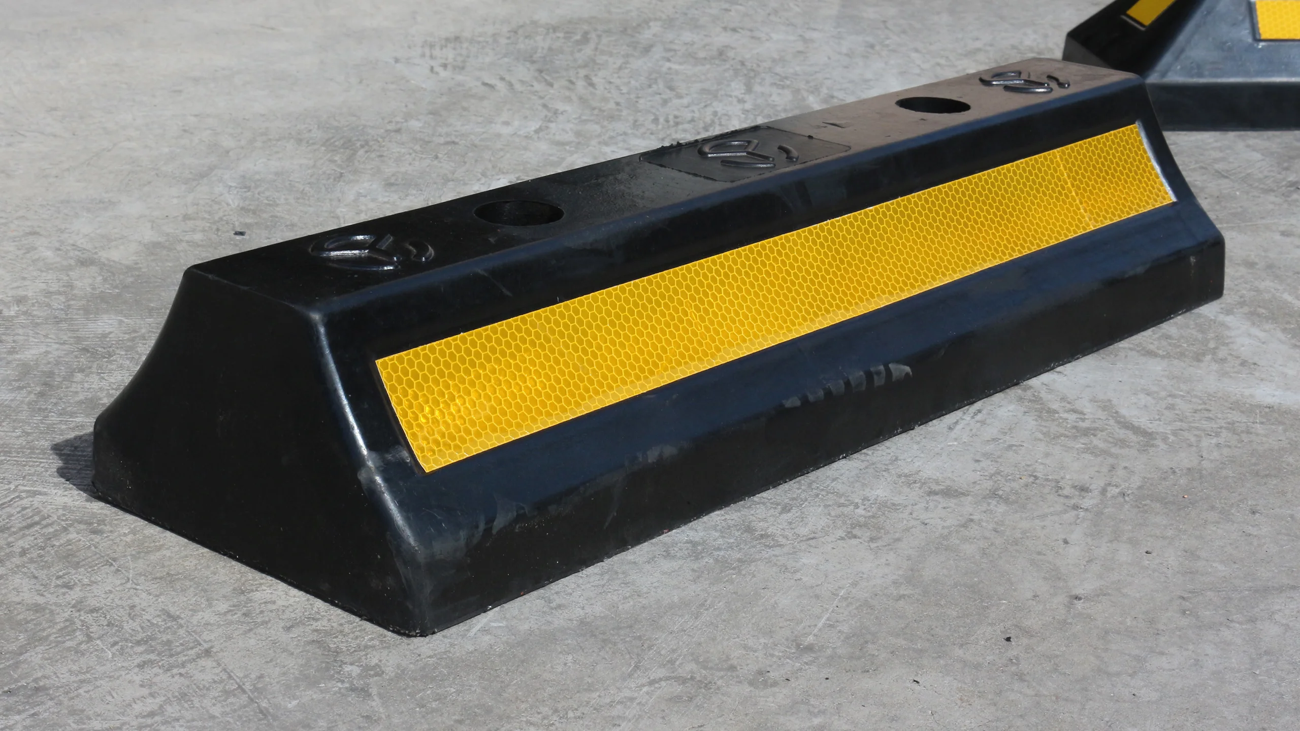 product heavy duty length 75 vehicle wheel stop rubber parking tire block for cars trucks buses vans trailers rvs and forklifts-0