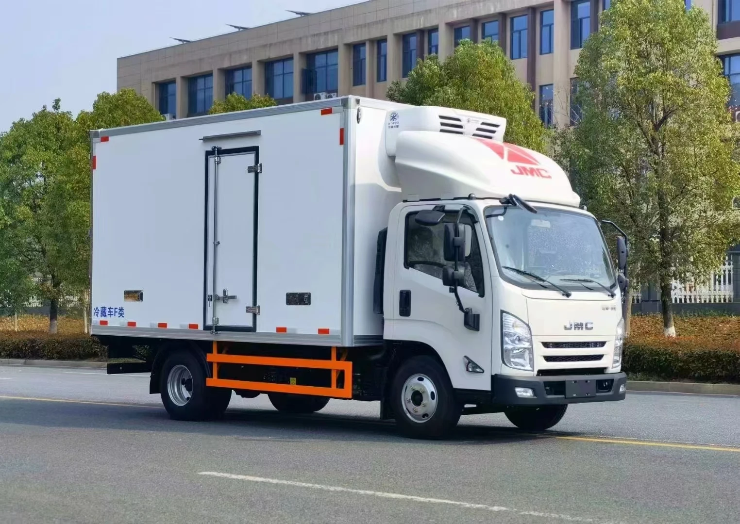 JMC 6-Wheel 4x2 Refrigerator Freezer Truck 26 Ft Box Truck Lift Gate YUCHAI SINOTRUCK Manual Euro 2 New Condition Diesel Fuel