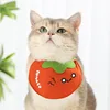 Babero de tomate con signo de interrogación pequeño