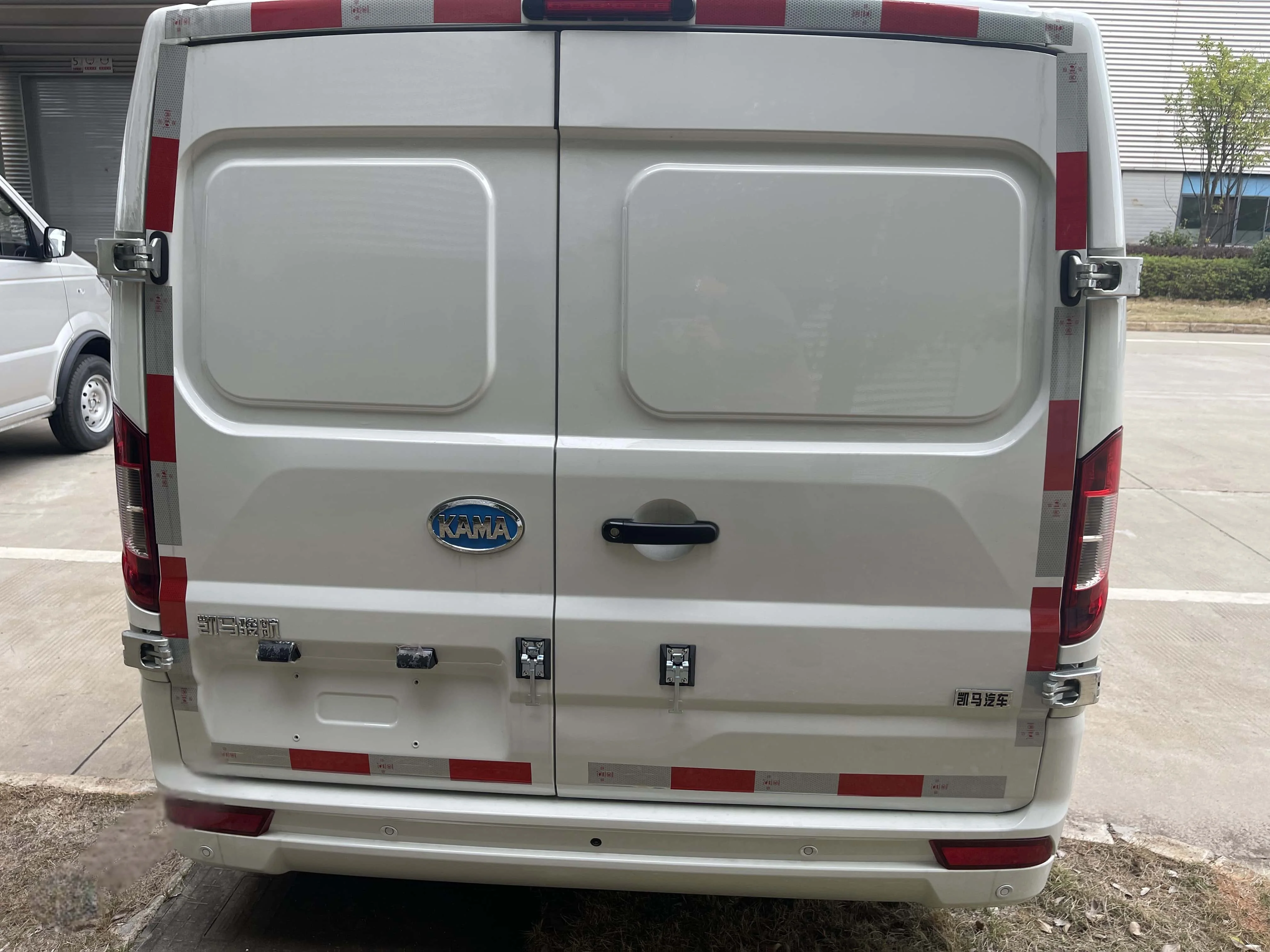 KAMA LHD Electric Mini Bus 11–14 Seats | 300km Range EV Passenger Van for Shuttle & Fleet Use