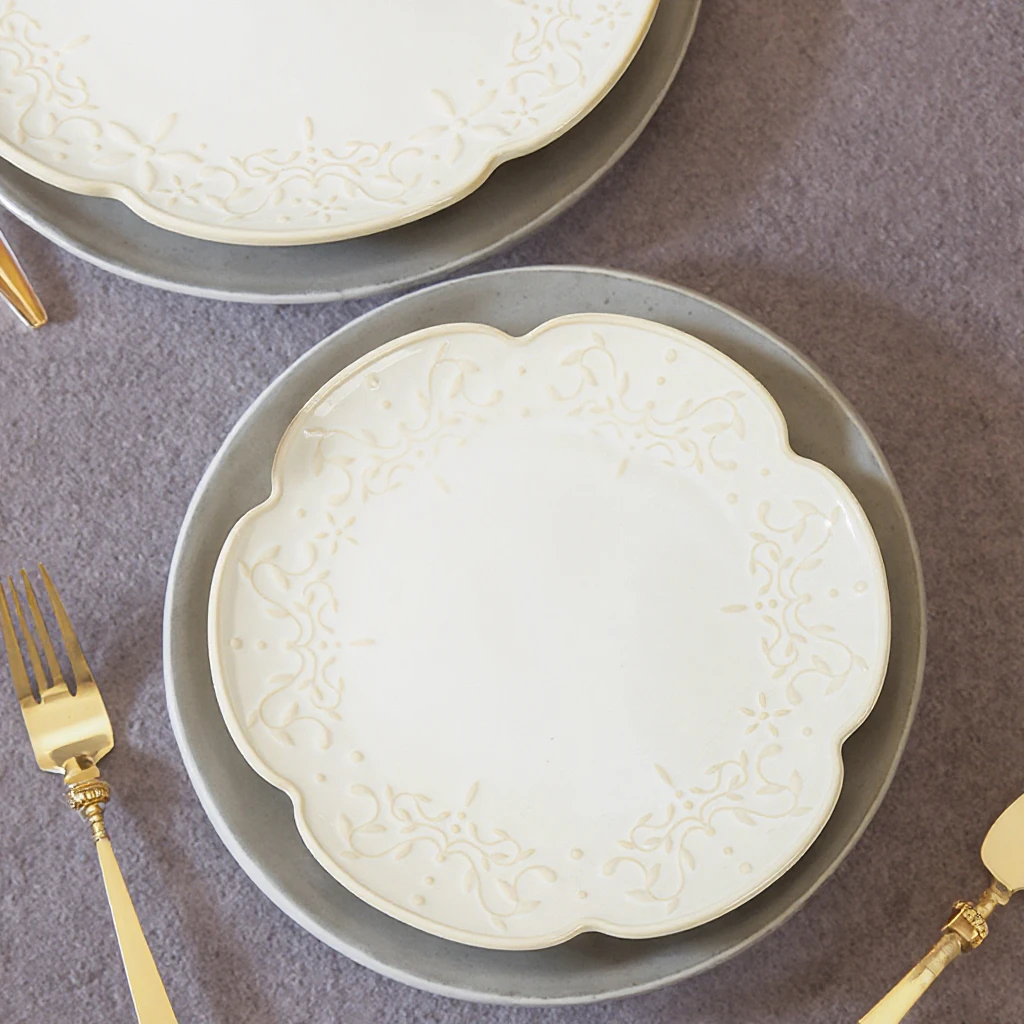 European Embossed Lace Design White Ceramic Dinner Plates Set Retro White Plate Set for Wedding Event manufacture