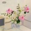 Arreglo floral en lámina de rosa amapola y tomillo para amantes del rosa intenso