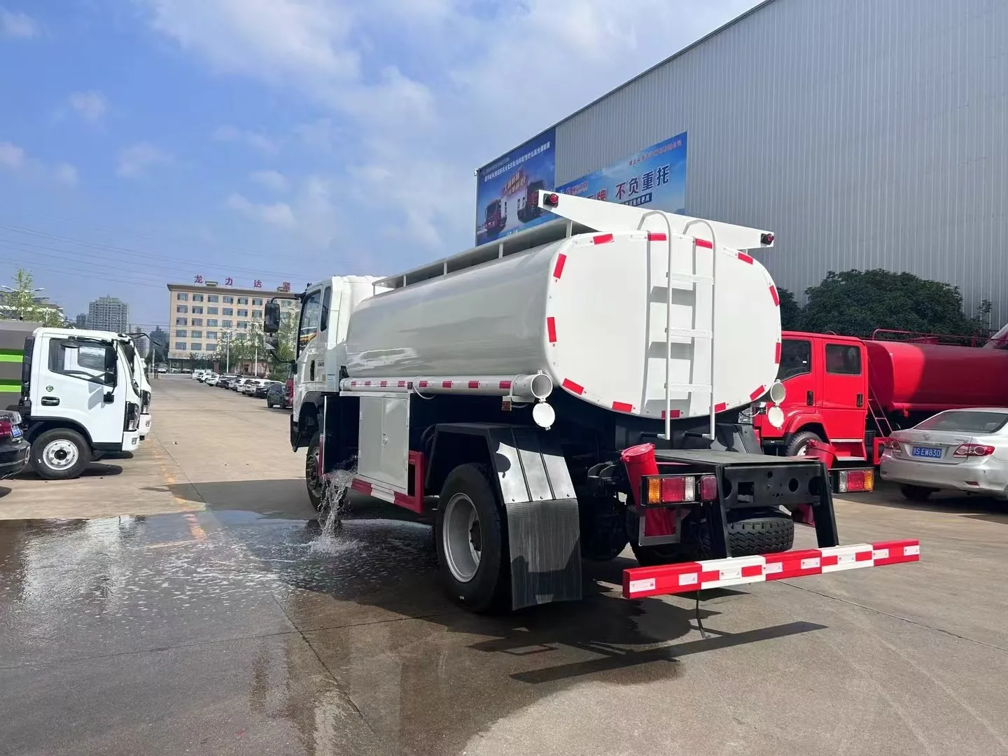 product sino howo 4x4 off road new condition manual transmission oil refilling tanker truck 4x4 drive wheel-2
