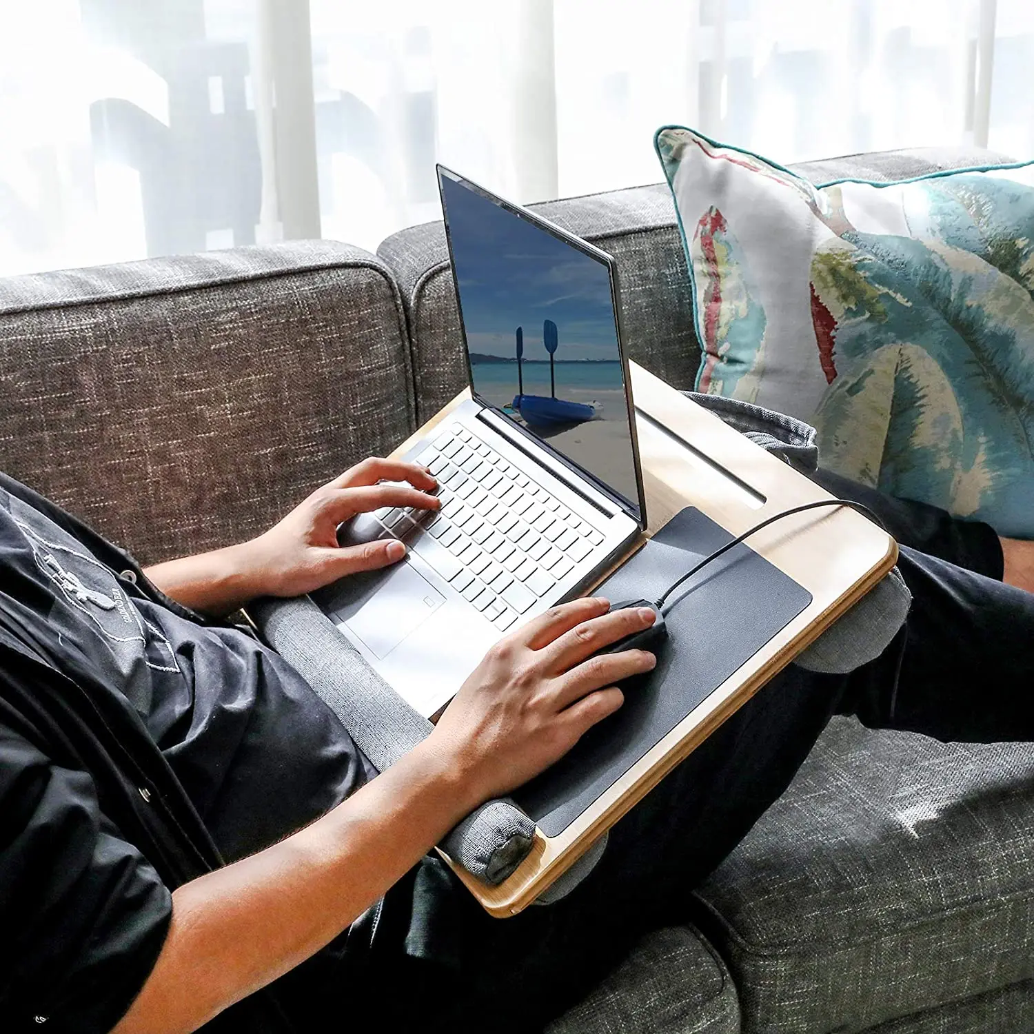 
 Доступный образец, оптовая продажа, Портативный Бамбуковый подставка для ноутбука, деревянный поднос, кровать, диван, стол с мягкой подушкой  