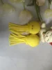 Pulpo amarillo que absorbe agua