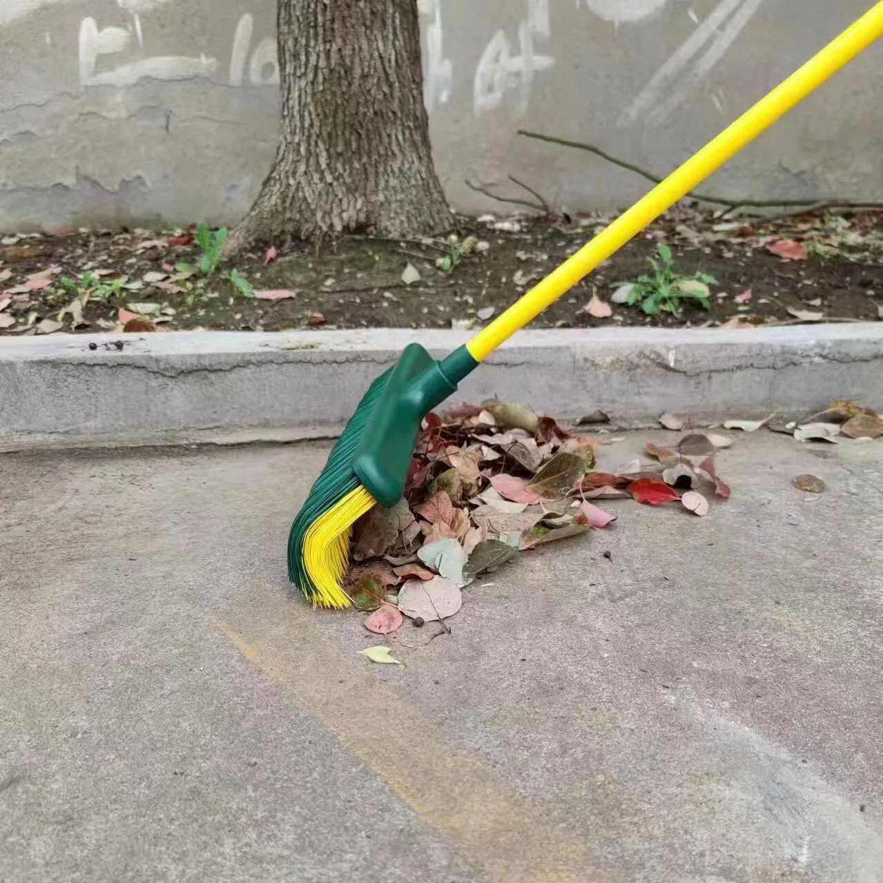 Esd Garden Leaf Plastic Broom Outdoor Curved Bristle Sweeping Brush