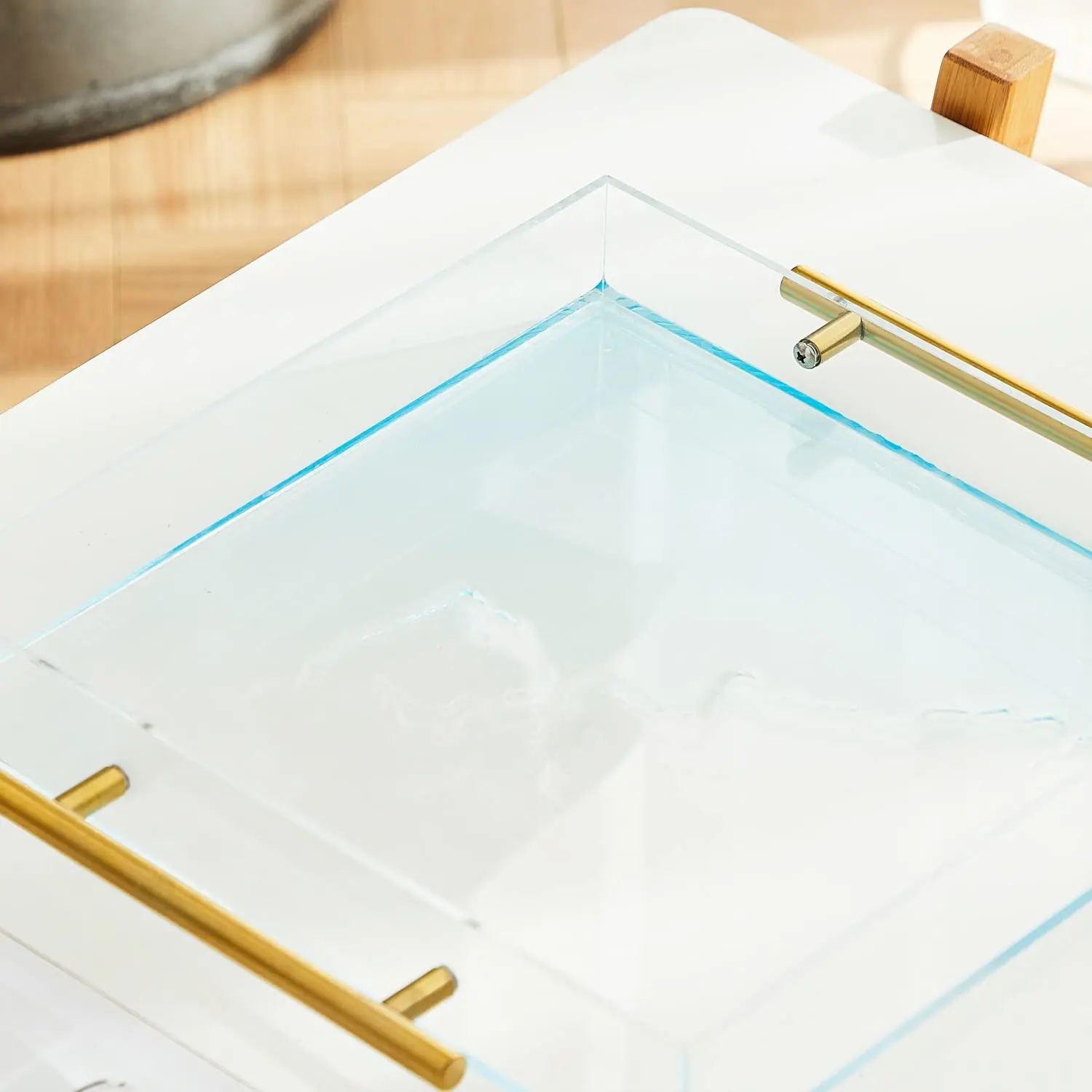 Пользовательские прозрачные акриловые сервировочные подносы с металлическими золотыми или режущими ручками