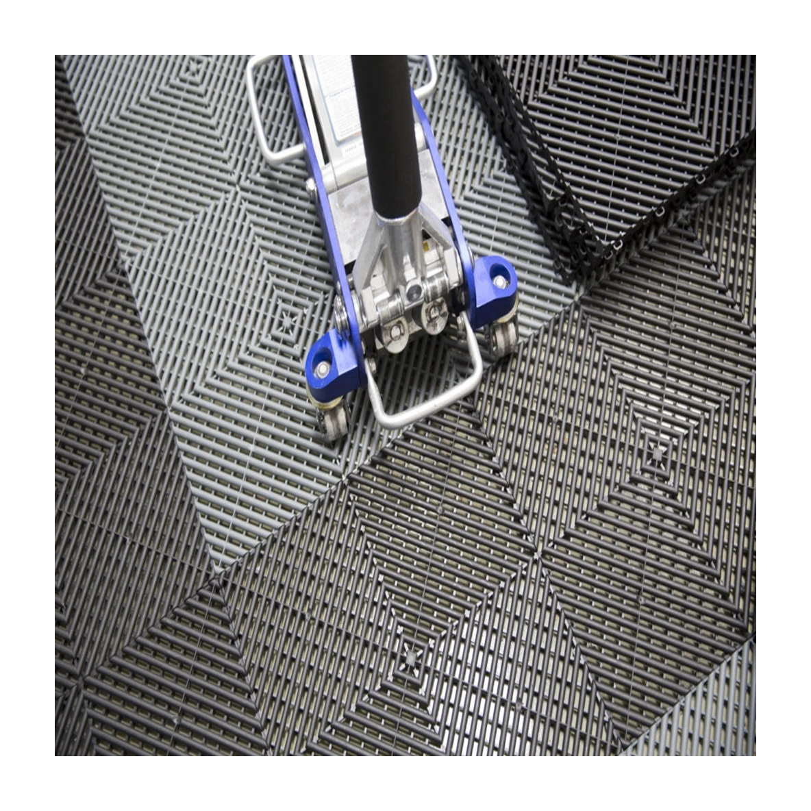 PP   Plastic Flooring Anti Slip Interlocking Drainage Garage Floor Tiles