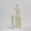 Postura sentada de piel clara