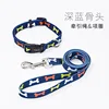 Conjunto de collar y correa azul oscuro con forma de hueso.