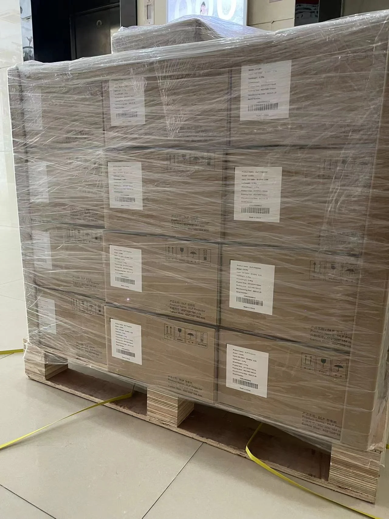 Venta caliente de Flyin P10-II Logotipo personalizado Mini 3D 4K 150 Lumens DLP 9000mAh Proyector Android 9.0 19