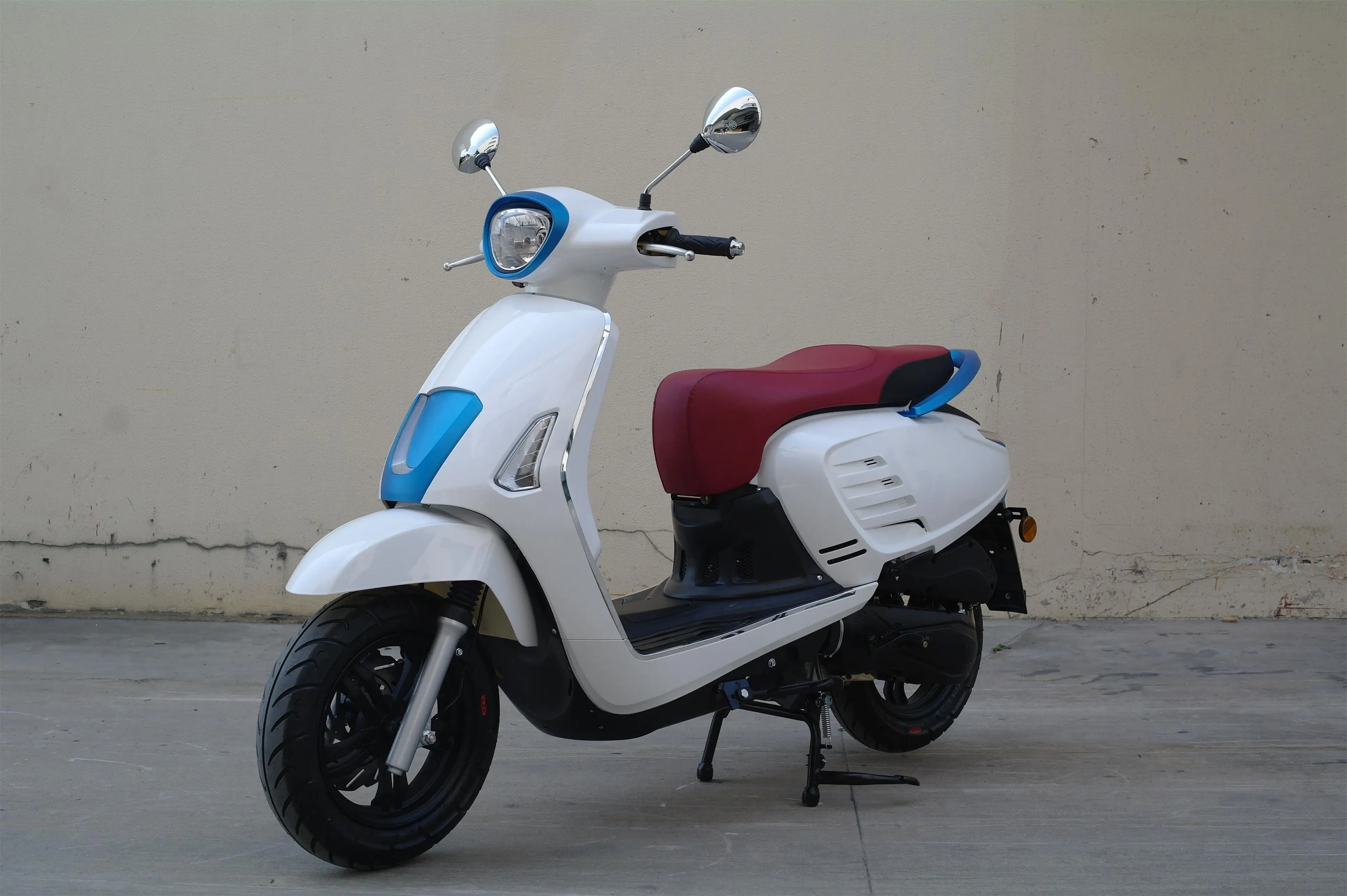 Итальянский мопед Vespa 2020 фиолетовая