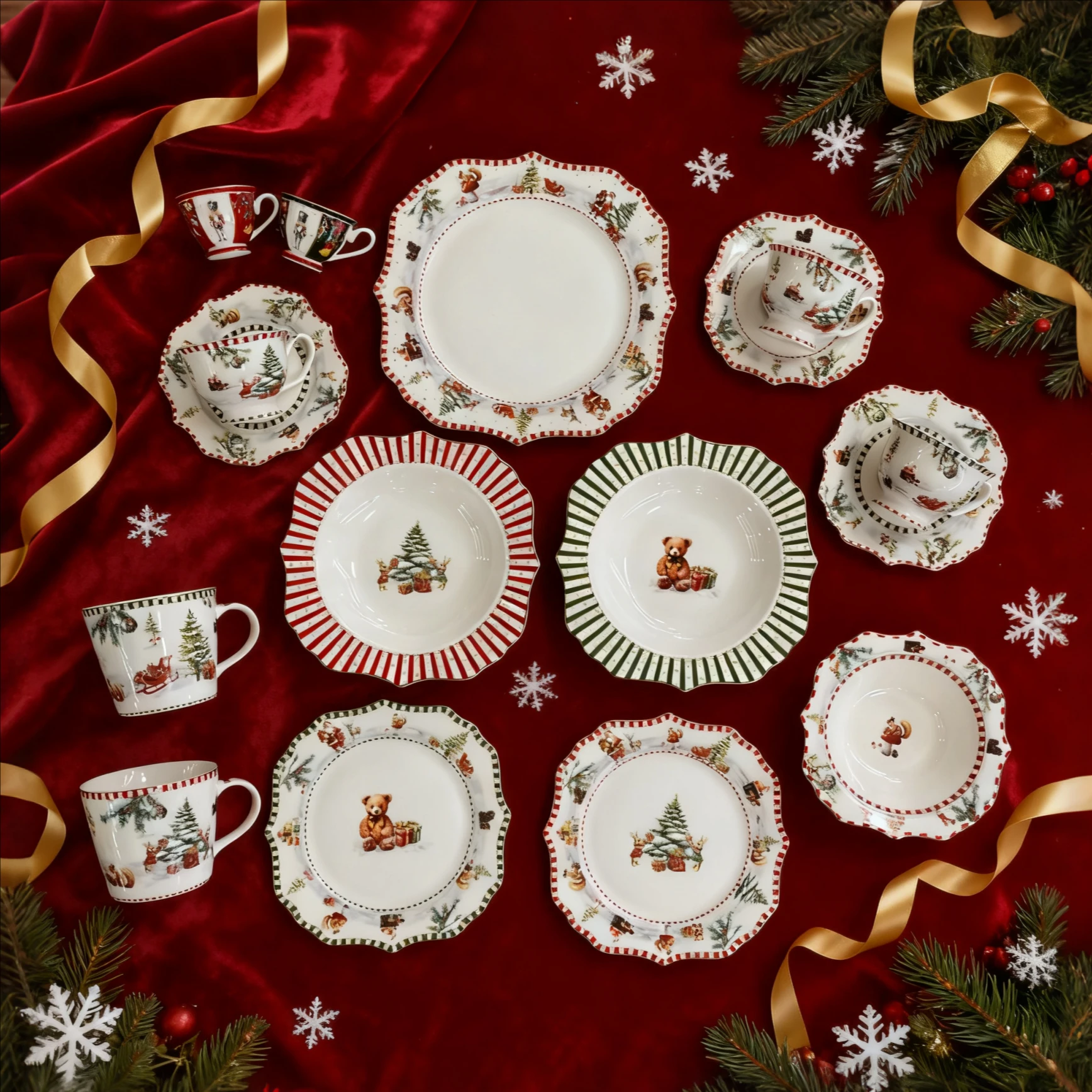 Εορταστικό Σετ Τραπεζικής Επίστρωσης για Χριστούγεννα - Πιάτα και Φλιτζάνια Πορσελάνης με Μοτίβα Ποινσέτιας, Κάλτσας & Καμπανάκι (Σχέδιο Κόκκινου & Χρυσού Νιφάδας Χιονιού)