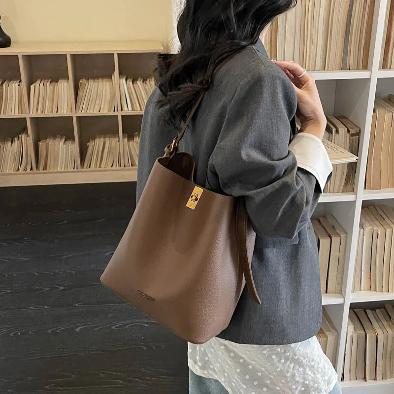 Simple Bucket Bag for Women Fashionable and Versatile Commuting Portable Shoulder Bagcrossbody Large Capacity Mother-in-law Bag