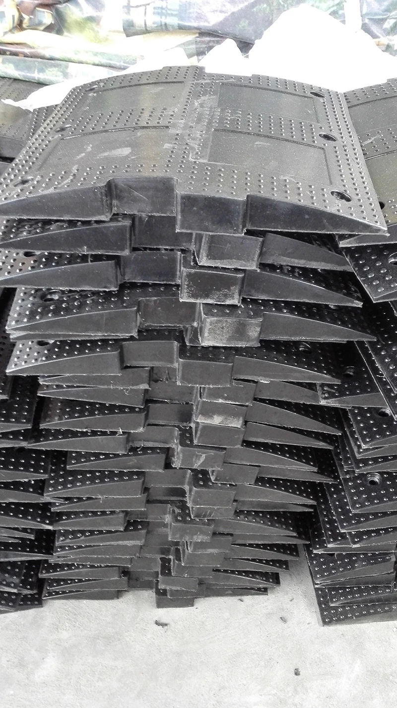 500X500X50mm High Intensity Yellow Black Heavy Duty Rubber Road Traffic Speed Bump manufacture