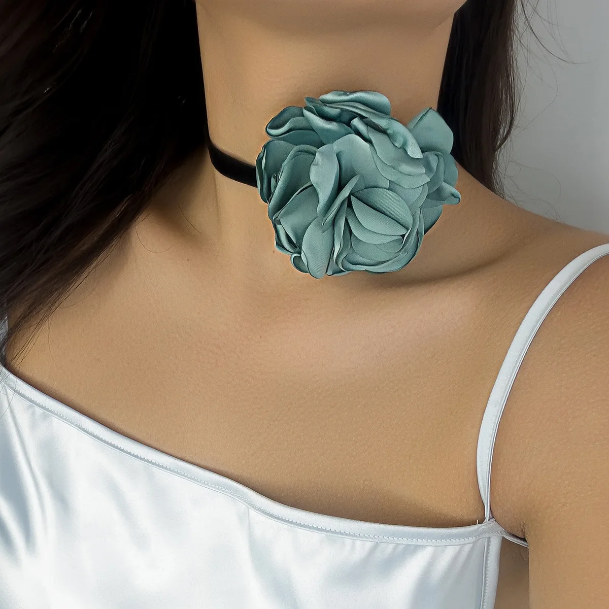 Collana girocollo con grande fiore rosso su nastro di velluto nero