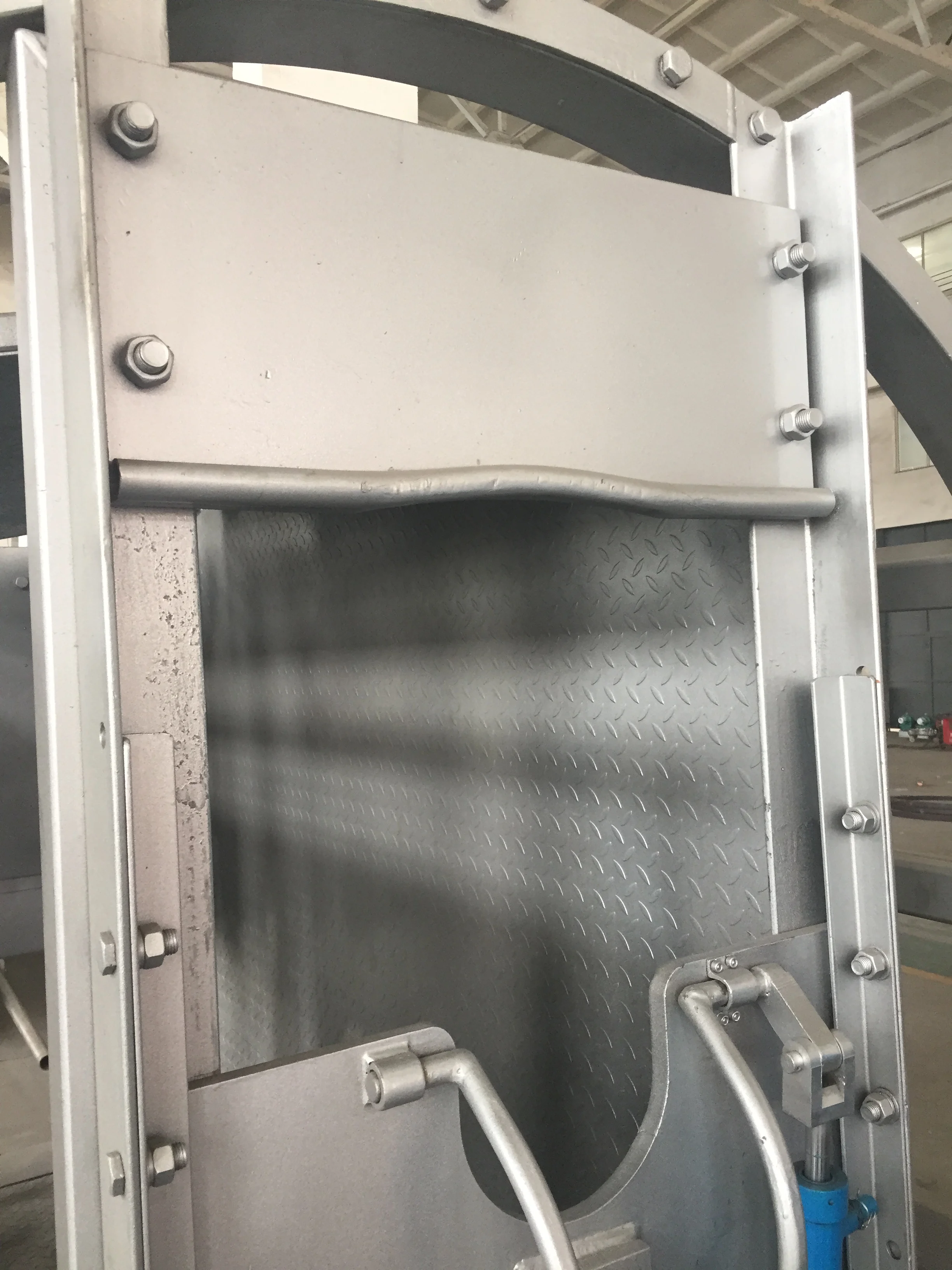 Stainless steel pneumatic stunning box with upgraded motor bearings for cost-effective cattle slaughtering equipment