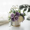Z Sempervir violeta con pequeñas bolitas blancas