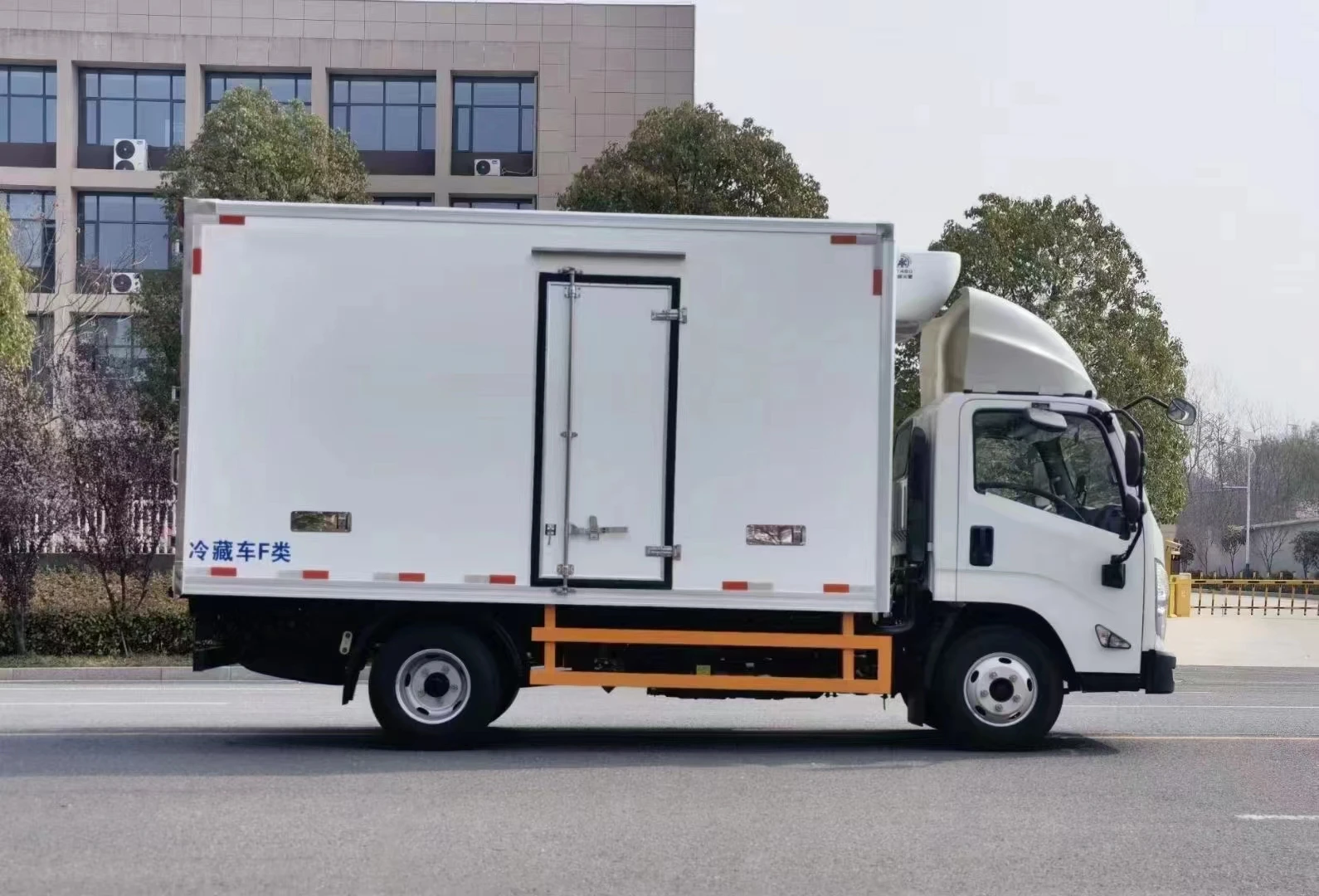 JMC 6-Wheel 4x2 Refrigerator Freezer Truck 26 Ft Box Truck Lift Gate YUCHAI SINOTRUCK Manual Euro 2 New Condition Diesel Fuel