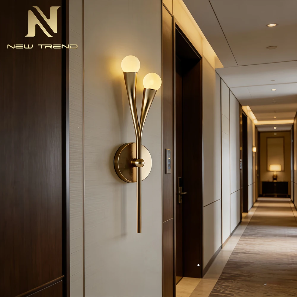 Applique murale moderne CPL-480 en laiton brossé – Lampe de chevet à globe en verre opalin laiteux LED pour chambre d’hôtel