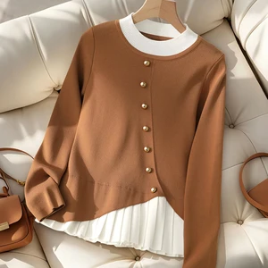 A slim-fitting knitted pullover sweater for women in the autumn of 2025, with an elegant and stylish color contrast