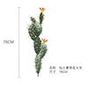Cactus grande con flores.