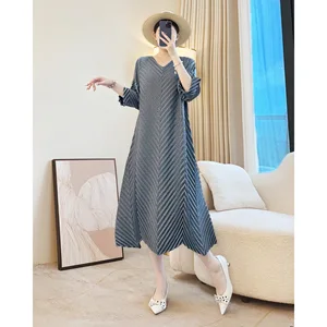 Factory Wholesale Elegant Women's V-Neck Pleated Dress Loose Fit & Comfortable Style Casual Dress