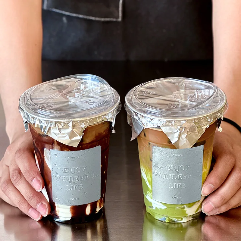 Eldobható, átlátszó PET magas műanyag pohár egyedi nyomtatással és fedéllel