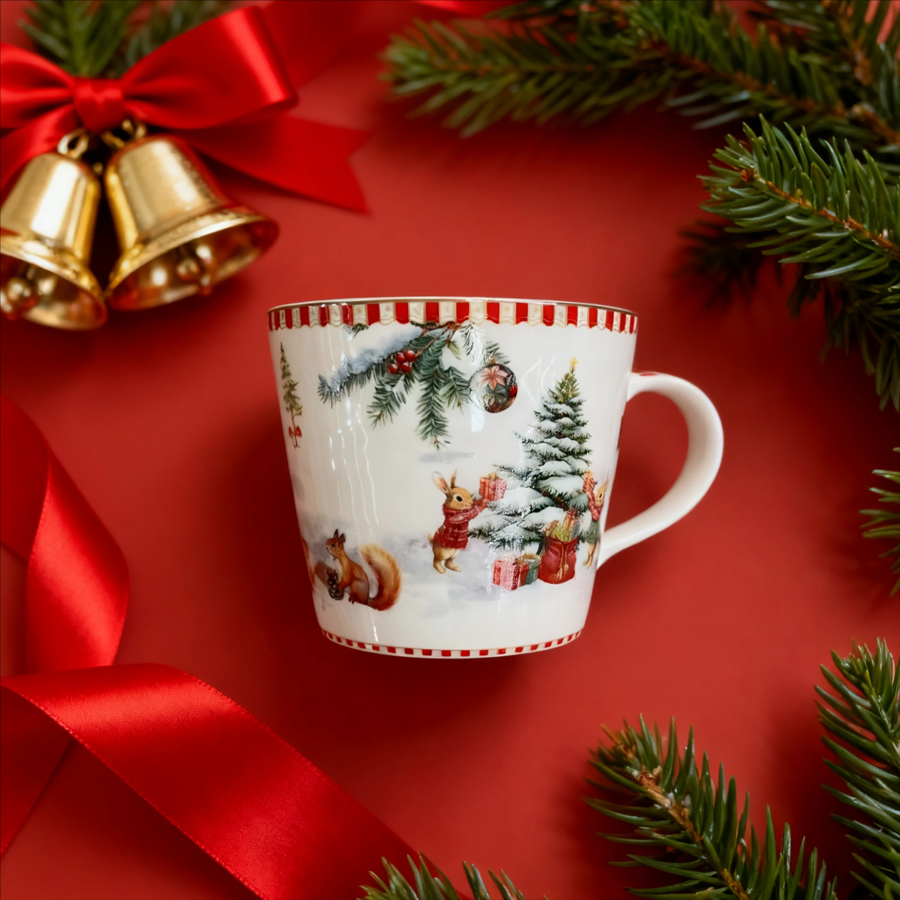 Πορσελάνινο Φλιτζάνι Χριστουγέννων με Θέμα Δασικά Ζώα - Μοτίβο Κουνέλι & Σκίουρος με Χριστουγεννιάτικο Δέντρο & Δώρο