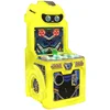 Simpatico bambino Whac-A-Mole nella vita reale