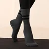 Gris oscuro