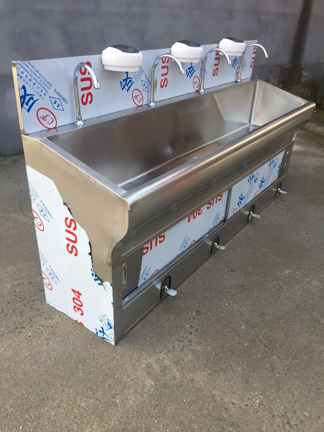 MT Medical WB-L4 Operating Theatre Food Operated Hospital Pedal Operated Hand Wash Sink  Low Back 4 Seat Surgical Hand Wash Sink