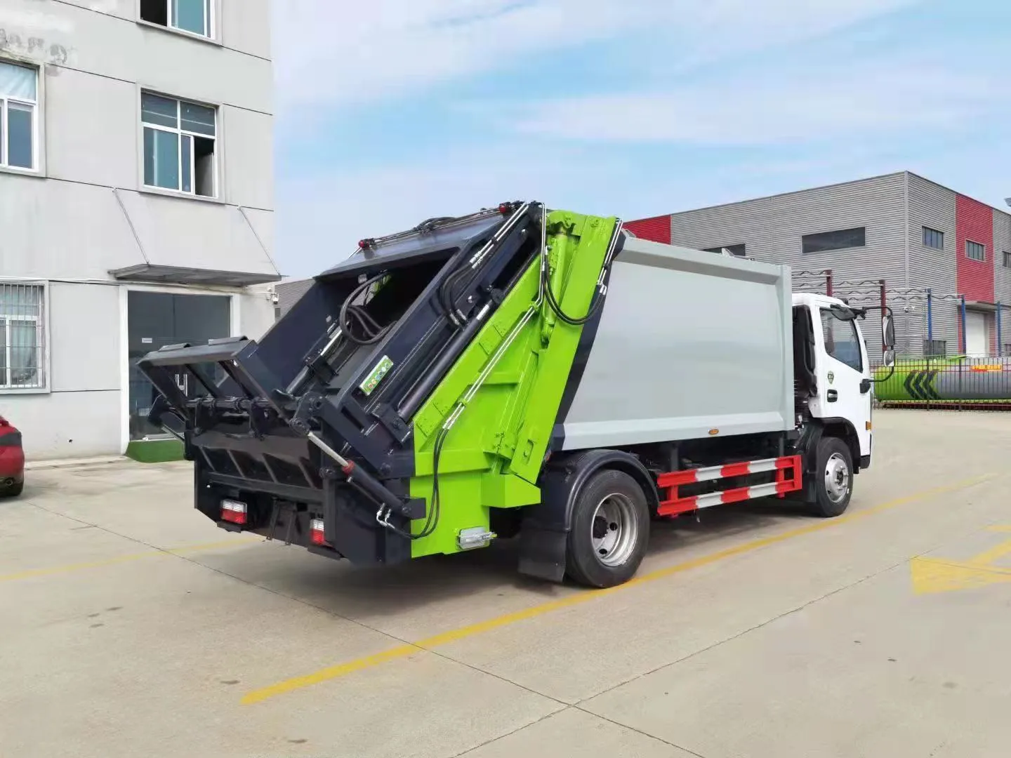Dongfeng 4*2 8 кубических метров уплотнительный мусоровоз для