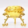 Soporte amarillo y dorado