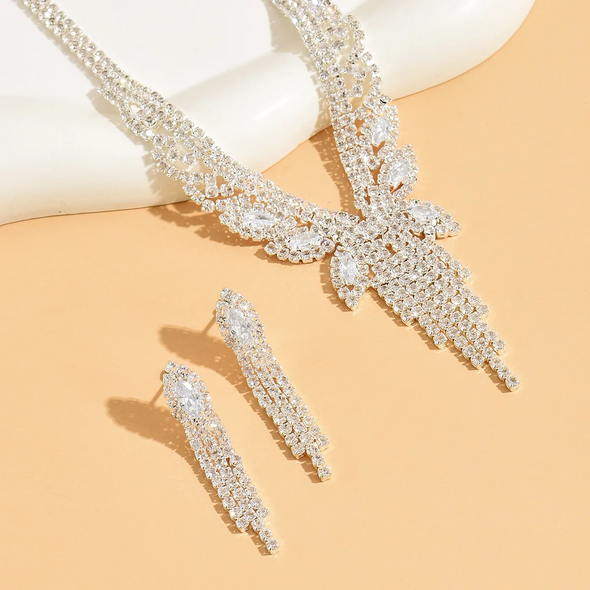 Luxury Gold Plated Bridal Accessory Set Silver Banquet Dress Jewelry with  Custom Pearl Necklace and Earrings for Women
