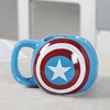 Taza con forma de escudo de Capitán América.